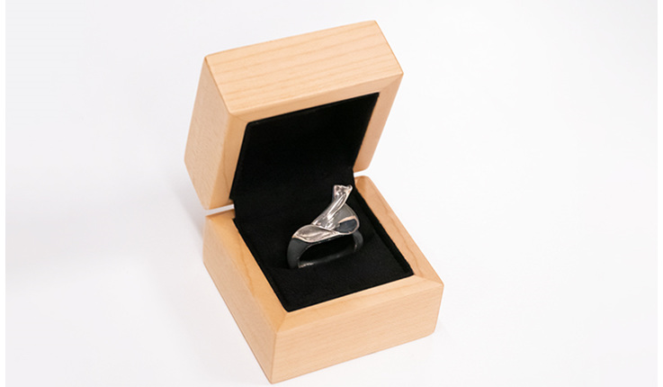 Wilshi Shell Proposal Ring in natural wooden box