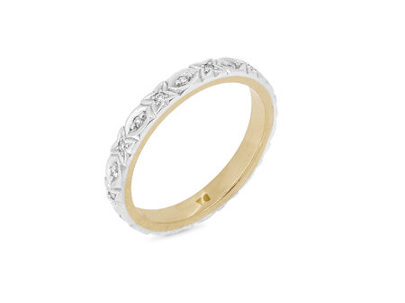 X's and O's Patterned Diamond Wedding Ring